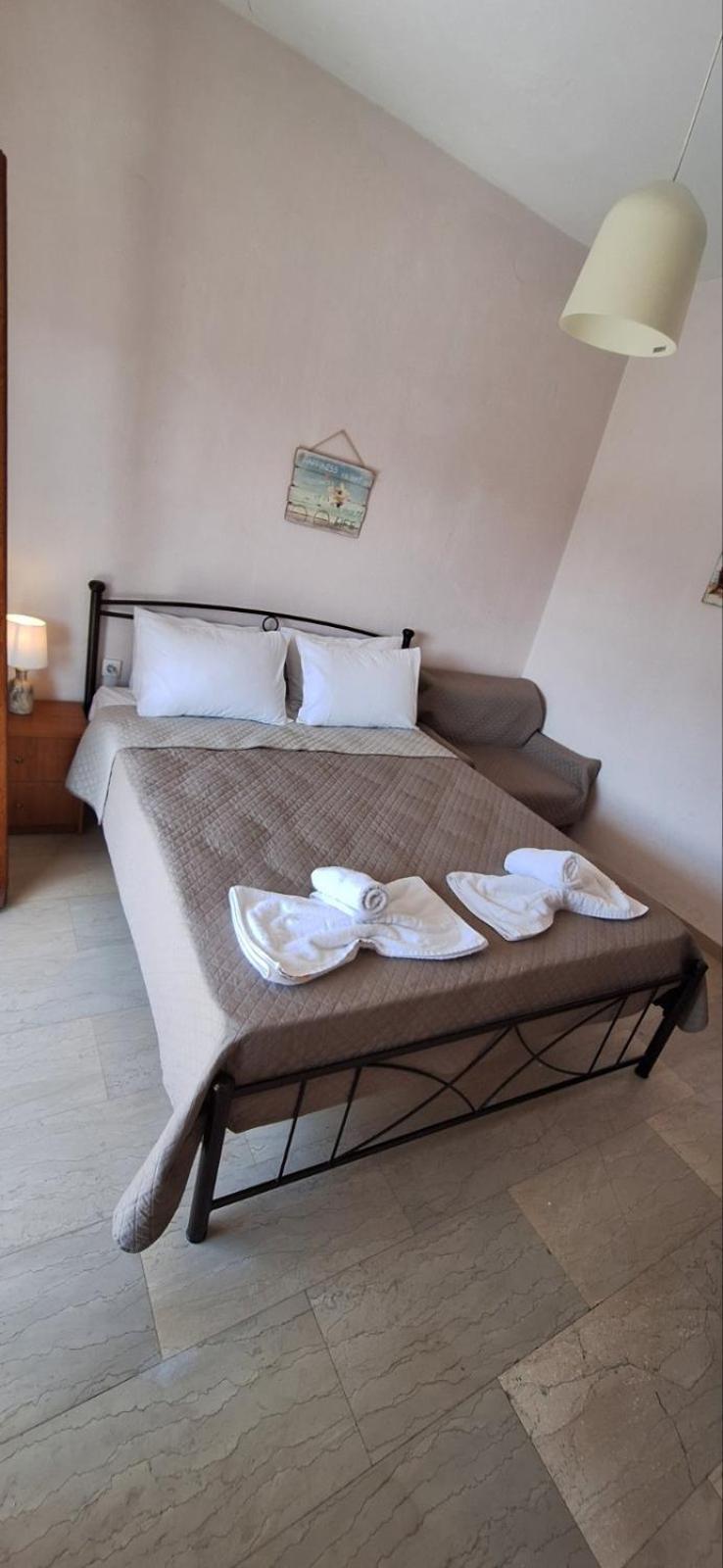 P.A.G Apartments Nea Roda Phòng bức ảnh